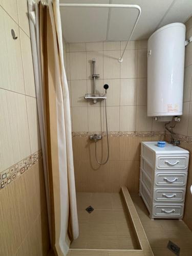 een badkamer met een douche en een wastafel bij Apartment Siana 3 in Sveti Vlas