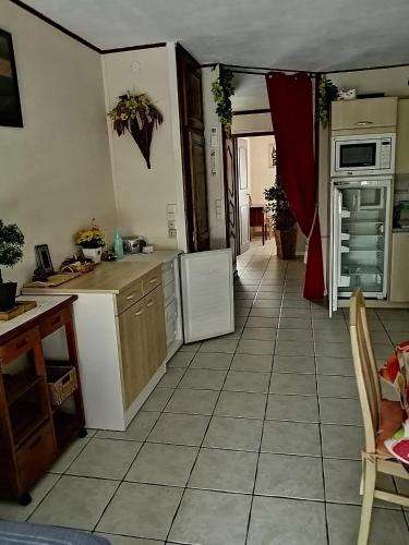 Il comprend une cuisine équipée d'un comptoir et d'une cuisinière. dans l'établissement appartement port camargue 6 personnes le cabestan, au Grau-du-Roi