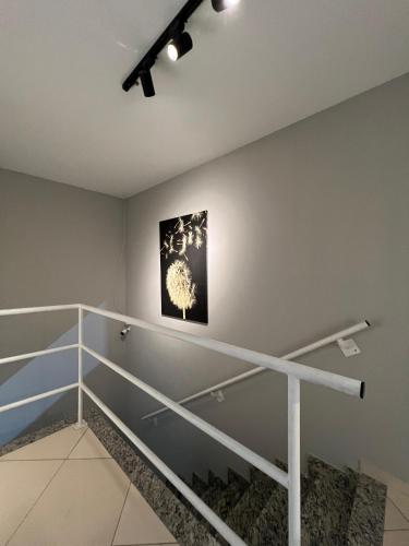 una habitación con una foto en la pared y un techo en DLUX Hotel, en Campos dos Goytacazes