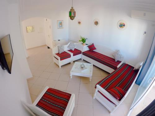 - un salon avec deux canapés et une table dans l'établissement Residence Sterne, à Ḩammām al Ghazzāz