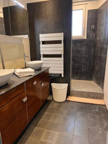 une salle de bain avec deux lavabos et une douche dans l'établissement PROVENCE 2 PIECES AVEC BALCON, à Antibes
