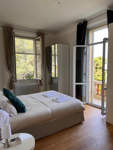 une chambre avec un lit et une grande fenêtre dans l'établissement PROVENCE 2 PIECES AVEC BALCON, à Antibes