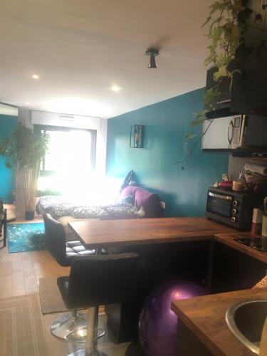 Cette chambre comprend une table et un lit. dans l'établissement PARIS Centre Saint-Germain Montparnasse métro Vavin RER Port Royal, à Paris