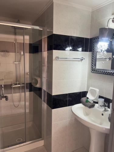 Ένα μπάνιο στο Golden View Suites