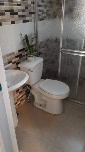 y baño con aseo y lavamanos. en Maison de vacances, en Santo Domingo