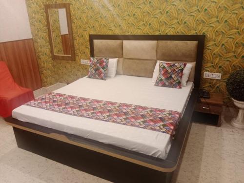 Ein Bett oder Betten in einem Zimmer der Unterkunft Hotel Aadhya & Resataurant