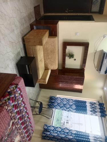 ein Zimmer mit einem Haufen Kisten und einem Spiegel in der Unterkunft Hotel Aadhya & Resataurant in Auraiya