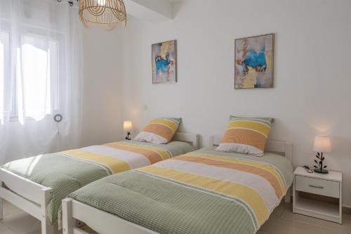 two beds sitting next to each other in a bedroom at Casa Santa Maria in Lucciana