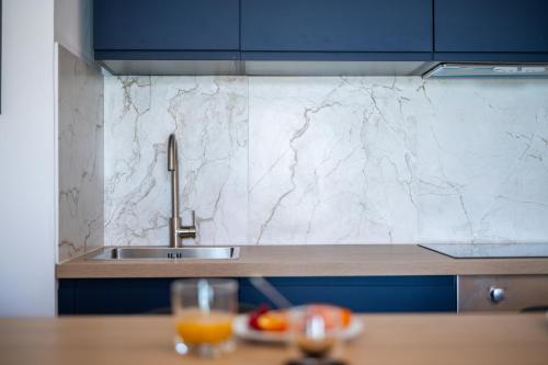 - un comptoir de cuisine avec évier et une assiette de fruits dans l'établissement Les Sablettes - Cosy studio vue mer, vieux Menton, à Menton