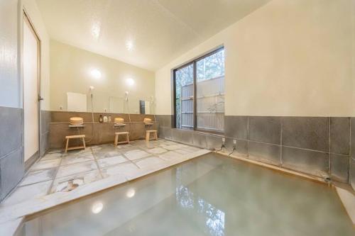 baño con piscina de agua en el suelo en LINKAGE STAY HAKONE SENGOKUHARA, en Hakone