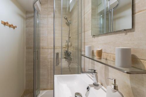 W łazience znajduje się umywalka i prysznic. w obiekcie Les Treilles de Razac w mieście Razac-de-Saussignac