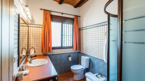 エル・ガストルにあるCasa Jose Manuel El Gastor by Ruralidaysのバスルーム(トイレ、洗面台付)