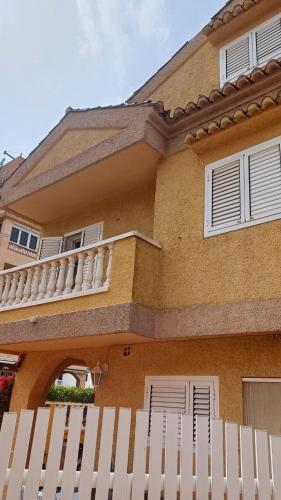 Ein Balkon oder eine Terrasse in der Unterkunft Adosado/casa con terraza y buhardilla. Playa El Perelló