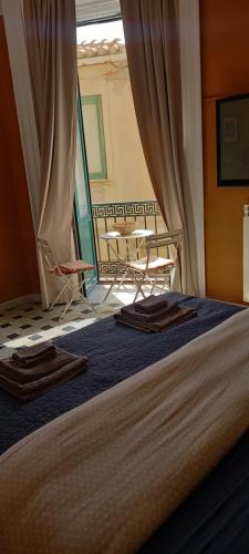 ein Schlafzimmer mit einem Bett mit zwei Handtüchern darauf in der Unterkunft Gio's house b&b in Pizzo