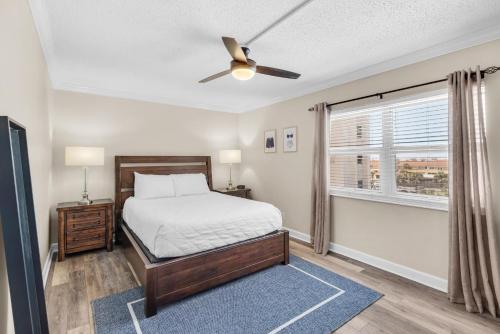 1 dormitorio con 1 cama y ventilador de techo en Regency Towers 401 East - Sea La Vie 401E, en Pensacola Beach