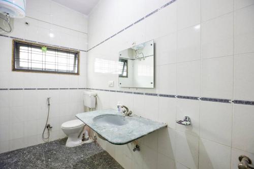 y baño con lavabo y aseo. en Luxury Room @ Banjarahills Near Care hospitals, en Hyderabad