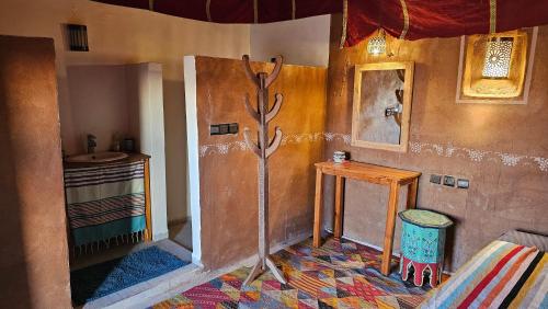 ein Bad mit einer Dusche und einem Waschbecken in einem Zimmer in der Unterkunft Nejma luxury camp erg chegaga in El Gouera