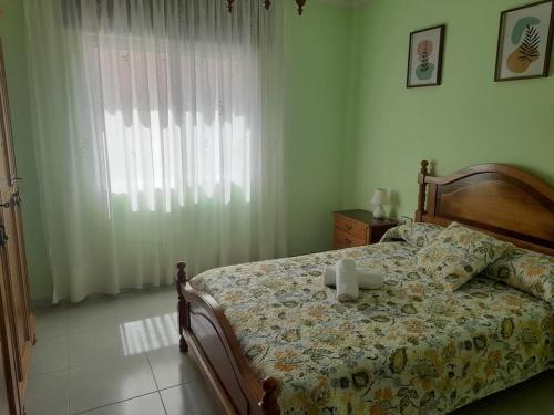 カリーニョにあるApartamento en Cariñoのベッドルーム(ベッド1台、窓付)