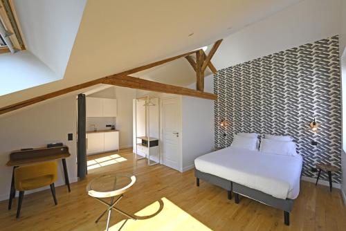 A bed or beds in a room at Manoir de l'évêché