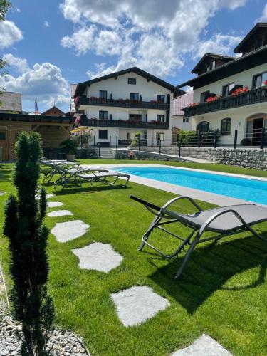 un complejo con piscina y un edificio en Hotel Hemetsberger, en Attersee am Attersee