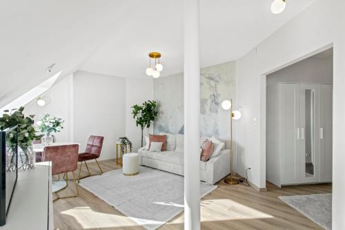 a white living room with a couch and a table at Designer Apartments Asaria in Vienna