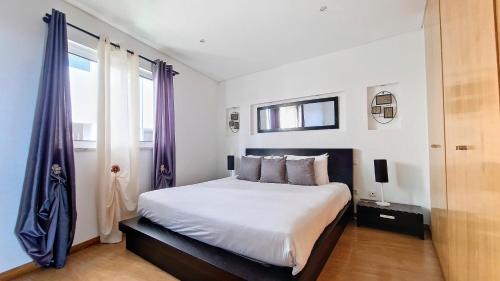 Giường trong phòng chung tại Azenha Apartment by LovelyStay