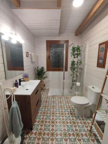 a bathroom with a sink and a toilet and a shower at Preciosa cabaña con jardín y barbacoa in Guadarrama