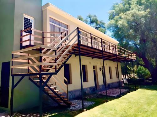 una escalera en el costado de un edificio en Casablanca La Granja de Capilla, en Capilla del Monte