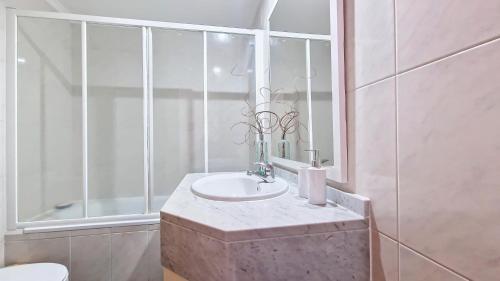 卡尼索的住宿－Azenha Apartment by LovelyStay，一间带水槽和淋浴的浴室