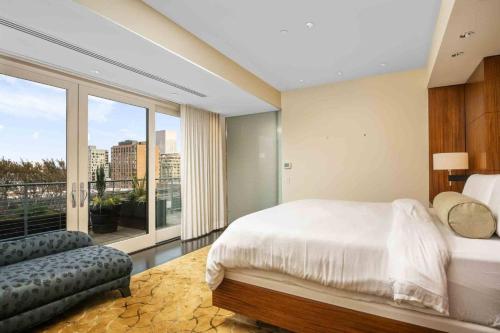 波特蘭的住宿－Crane Penthouse，一间卧室设有一张床和一个大窗户