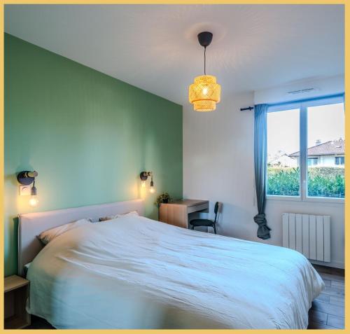 - une chambre avec un grand lit et une fenêtre dans l'établissement Chez Clemence T3 Ville La Grand, à Ville-la-Grand