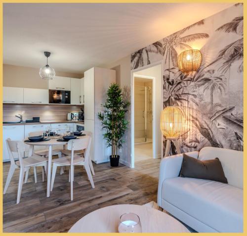 un salon avec une table et une cuisine dans l'établissement Chez Clemence I T3 I Ville La Grand, à Ville-la-Grand