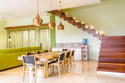 クタにあるVilla Mandalika Lombokの長いテーブルと椅子のあるダイニングルーム
