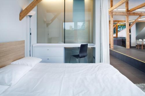 Un pat sau paturi într-o cameră la Apartament Mennicza