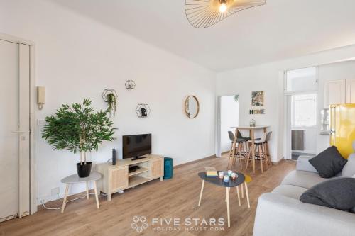 un salon blanc avec un canapé et une télévision dans l'établissement Studio Californie FSHH, à Nice