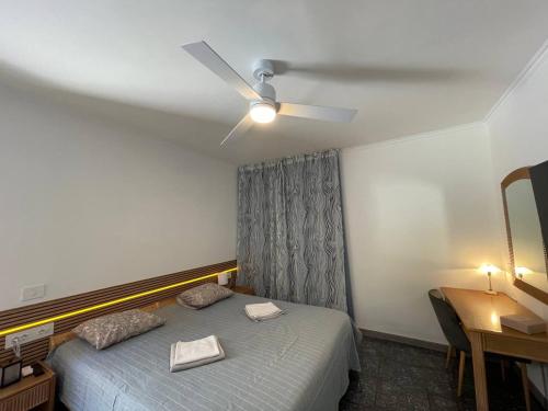 - une chambre avec un lit et un ventilateur de plafond dans l'établissement Ocean breeze villamaracuya, à Santa Cruz de Tenerife