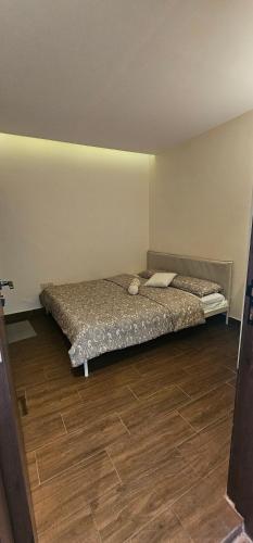 a bedroom with two beds and a wooden floor at شاليه ارض السعادة 1 in Obhor