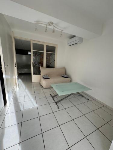 een woonkamer met een bank en een tafel bij T1 bas de villa in Ollioules