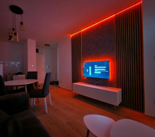 巴尼亚科维利亚查Apartman Despot的客厅墙上有一台平板电视