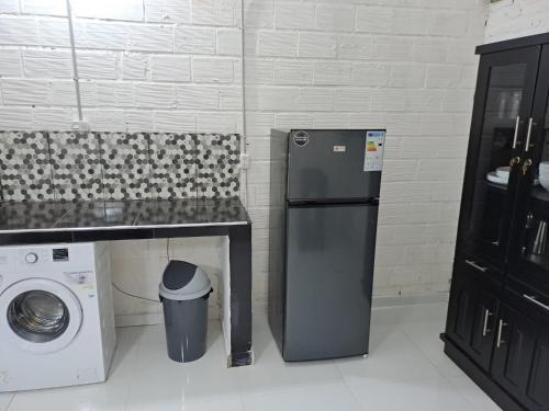 eine Küche mit einem Kühlschrank und einer Waschmaschine in der Unterkunft Lugar de descanso in Santa Cruz de la Sierra
