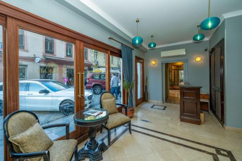 sala de estar con sillas, mesa y coche en Raymond Blue Hotel, en Estambul