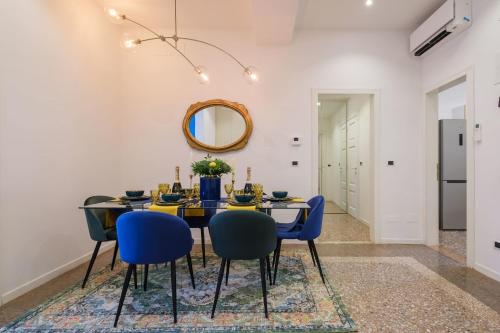 une salle à manger avec une table et des chaises bleues dans l'établissement Residenza Bellavista Design e Vista Mozzafiato, à Bologne