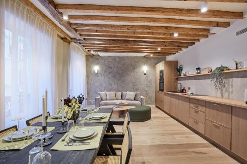 une salle à manger avec une table et une cuisine dans l'établissement Appartement au coeur de Paris Madeleine by Studio prestige, à Paris