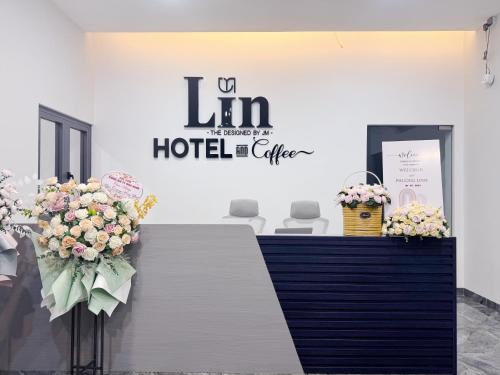 eine Rezeption mit Blumen in einem Hotelzimmer in der Unterkunft Lin Hotel and Coffee in Hòa Bình