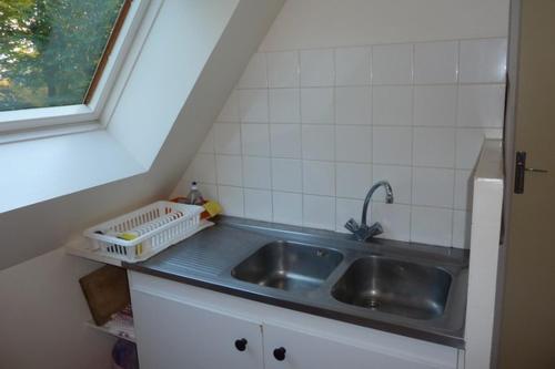 eine kleine Küche mit Spüle und Fenster in der Unterkunft Le Buisson in Montlouis-sur-Loire