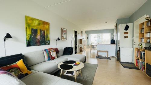 sala de estar con sofá y mesa en ApartmentInCopenhagen Apartment 1601, en Copenhague