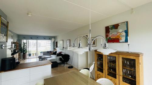 哥本哈根的住宿－ApartmentInCopenhagen Apartment 1601，用餐室和带餐桌的客厅