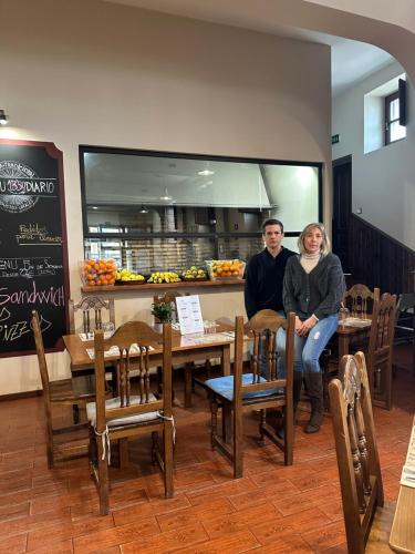un hombre y una mujer sentados en una mesa en un restaurante en El Foro de Rueda, en Rueda