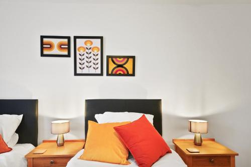 A bed or beds in a room at Central Bishops Stortford 2BR Apartment