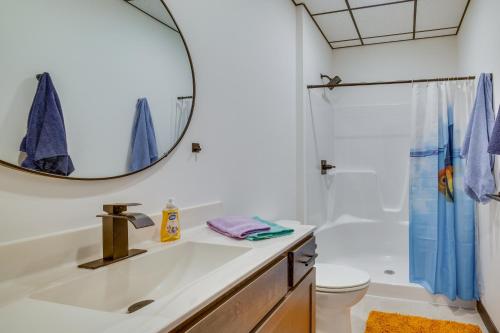 ein Bad mit einem Waschbecken und einem Spiegel in der Unterkunft Loft-Style Downtown Cashton Studio Dogs Welcome! 
